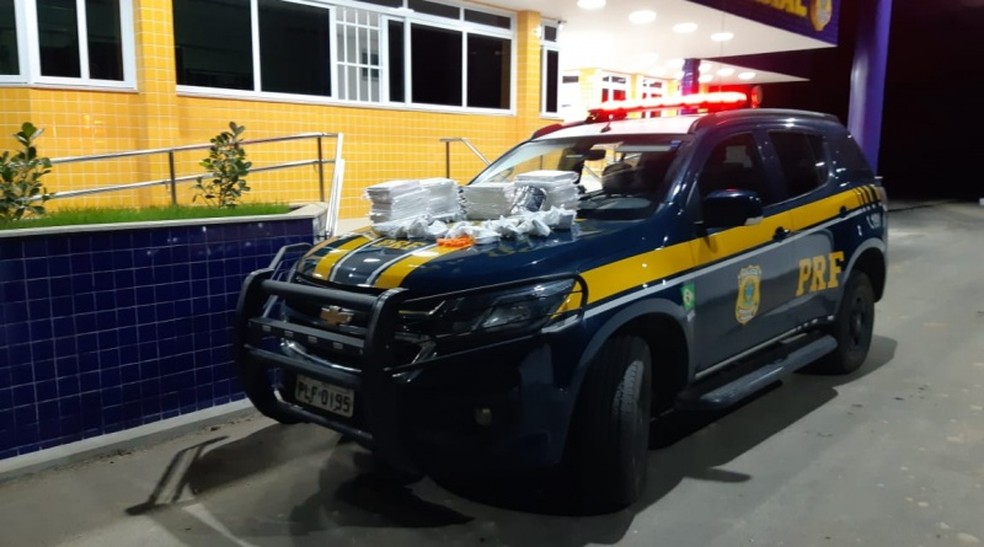 Casal é preso após ser flagrado com mais de 30 Kg de cocaína e outras drogas escondidas em carro no sudoeste da Bahia. — Foto: PRF / Divulgação