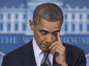 O presidente dos Estados Unidos, Barack Obama, se emocionou nesta sexta-feira (14) ao falar sobre o tiroteio ocorrido em uma escola de Connecticut (Foto: Carolyn Kaster/AP)