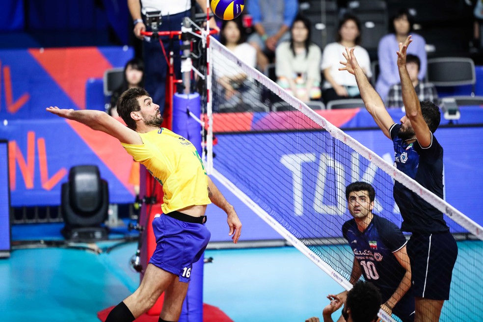 Lucão ataca no jogo contra o Irã — Foto: FIVB