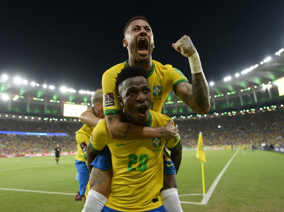 Vinicius Junior e Neymar, em ação pelo Brasil contra o Chile — Foto: André Durão