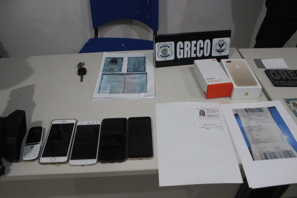 Policiais apreenderam celulares, computadores, impressora e outros equipamentos em endereço no Centro de Teresina — Foto: Rafaela Leal/G1