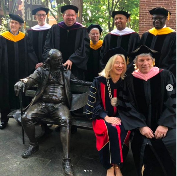 O músic Jon Bon Jovi com professores, reitores e diretores da University of Pennsylvania após receber seu terceiro doutorado honorário (Foto: Instagram)