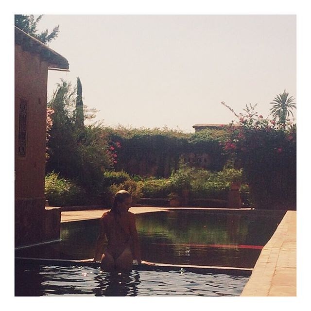 Rosie Huntington-Whiteley e a piscina mais quente da semana (Foto: Reprodução/Instagram)