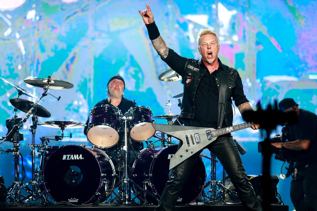 James Hetfield volta para a clínica de reabilitação e Metallica ...