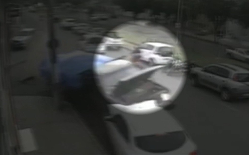 Caminhonete desce rua desgovernada e atinge carros sete estacionados, em Catalão, Goiás — Foto: Reprodução/TV Anhanguera