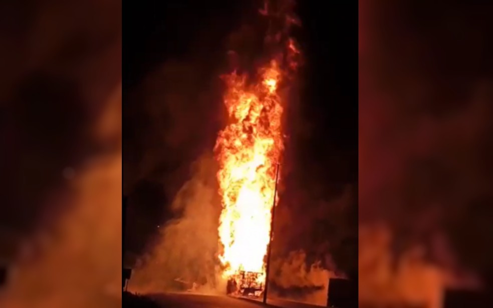 Caminhão carregador com botijões de gás pega fogo — Foto: Reprodução/TV Anhanguera