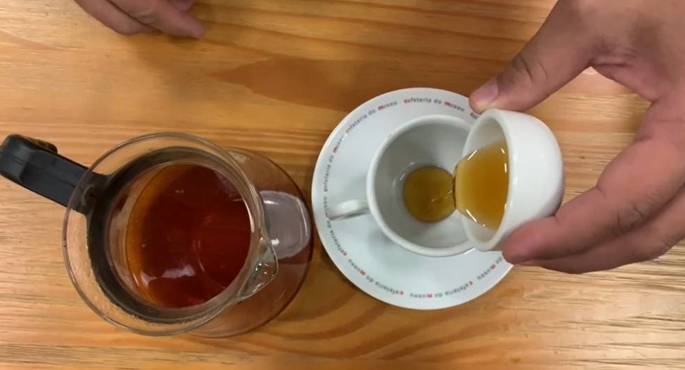 Trocar por o açúcar por mel é uma opção para deixar o café gostoso e reduzir o amargor — Foto: Museu do Café