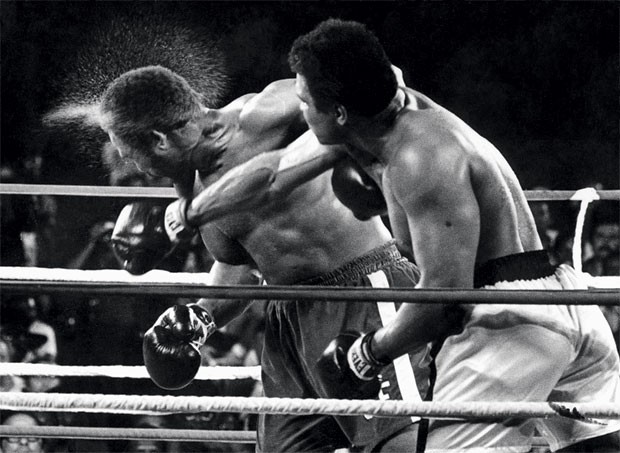 Ali usou a tática de cansar Foreman. Ao final, golpeou-o sem piedade (Foto: AFP-Image Forum)