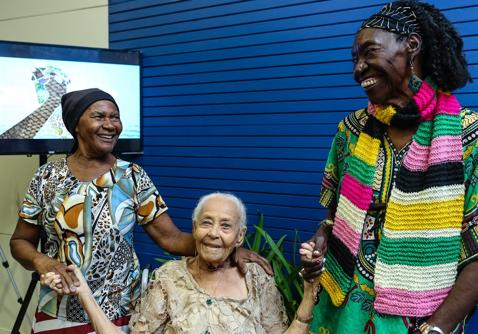 Severina Baracho, representando o pai, Antônio Baracho; Dona Duda; e Lia de Itamaracá, homenageados da Fenearte — Foto: Arthur Mota/Divulgação