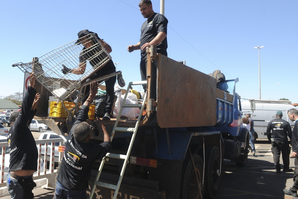 Fiscais da Agefis colocam material recolhido em caminhões (Foto: Gabriel Jabur/Agência Brasília)