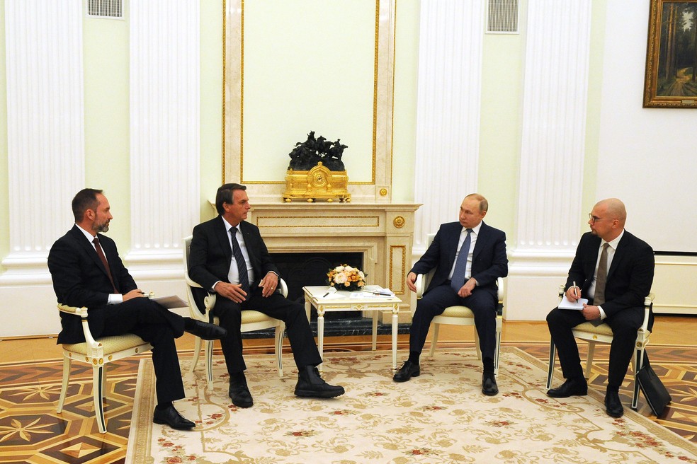 Os presidentes do Brasil, Jair Bolsonaro, e da Rússia, Vladimir Putin, reuniram-se em Moscou, acompanhados de dois intérpretes — Foto: Oficial Kremlin/PR