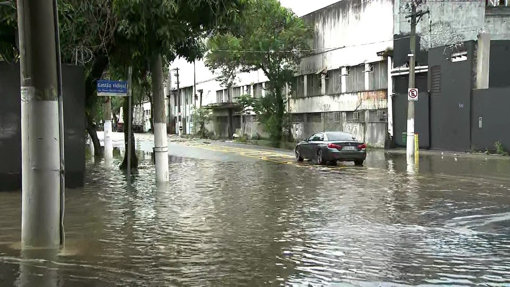 Chuva provoca alagamento na Avenida Mofarrej, na Vila Leopoldina, e via fica instransitável — Foto: Reprodução TV Globo
