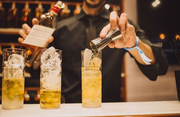 Barman prepara drinks no bar moderno de Johnnie Walker (Foto: Divulgação)