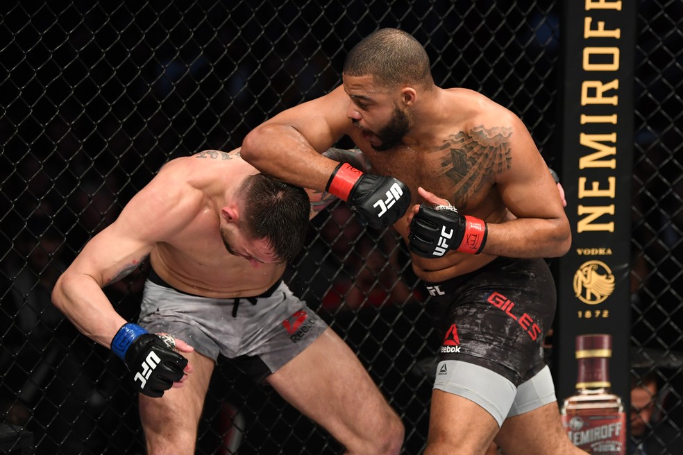 Trevin Giles golpeia James Krause na sua vitória no UFC 247 — Foto: Getty Images