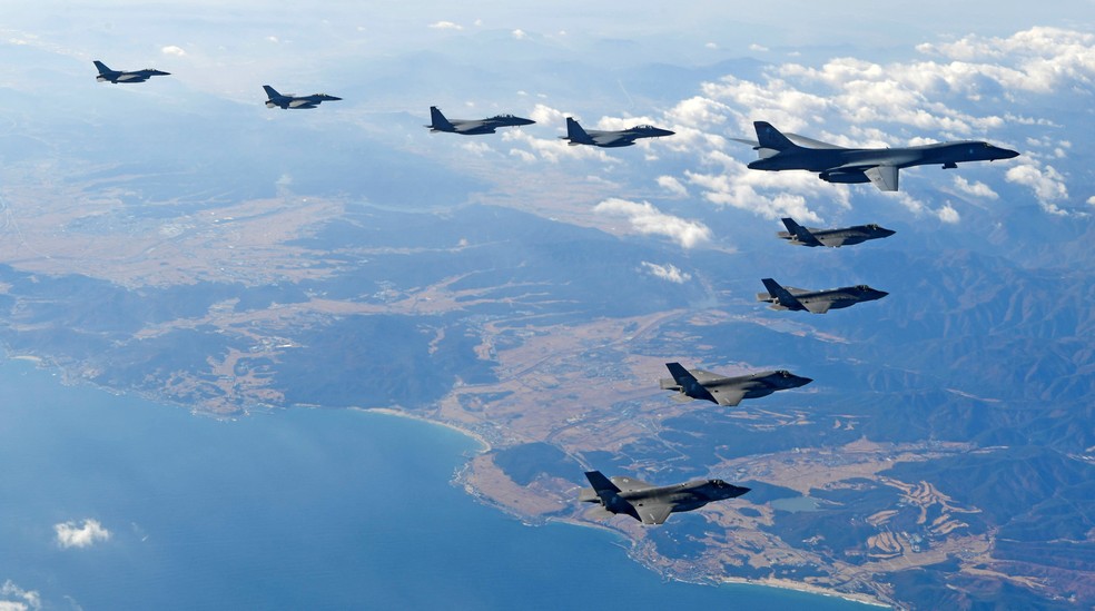 AviÃµes da ForÃ§a AÃ©rea dos EUA voam em formaÃ§Ã£o durante um exercÃ­cio aÃ©reo conjunto entre os EUA e a Coreia do Sul em 2017 (Foto:  The Defense Ministry/Yonhap via Reuters)