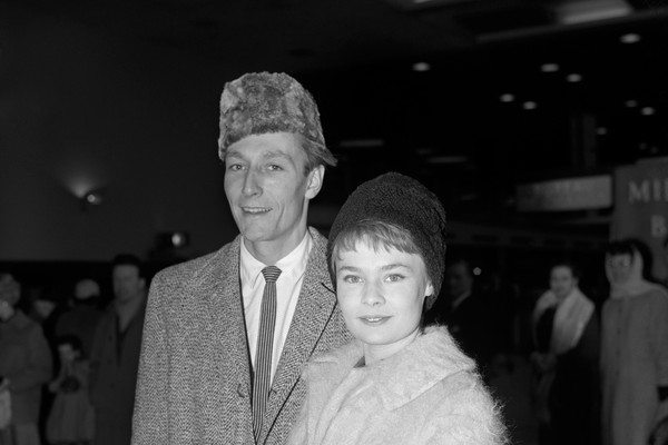 John Neville e Judi Dench em foto de março de 1959 (Foto: Getty Images)