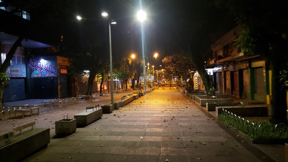 Famosa pelo movimentado happy-hour a Praça da Savassi estava completamente fechada na noite de sexta-feira (20) — Foto: Danilo Girundi / TV Globo