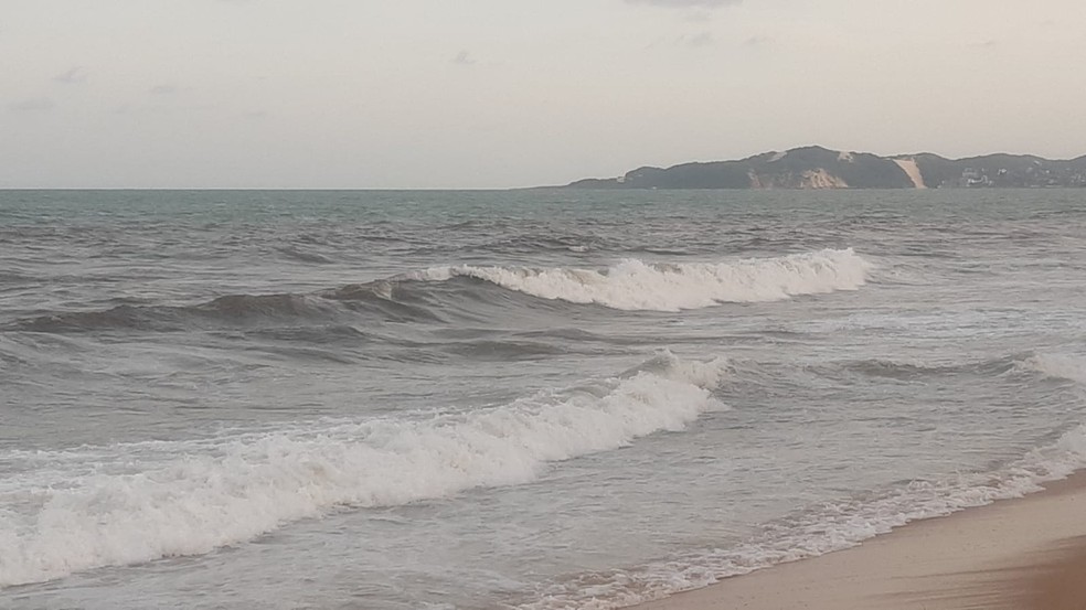 Praias de Natal e da região metropolitana apresentam manchas escuras na água  — Foto: Sérgio Henrique Santos/Inter TV Cabugi
