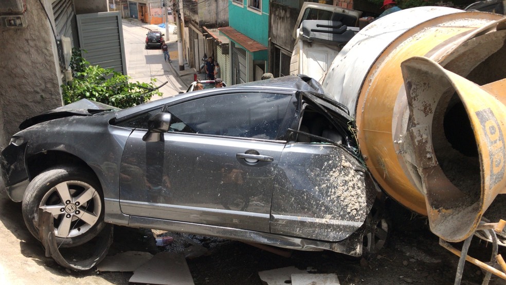 Betoneira desgovernada bateu e destruiu carros em rua da Zona Norte de SP — Foto: Abraão Cruz/TV Globo