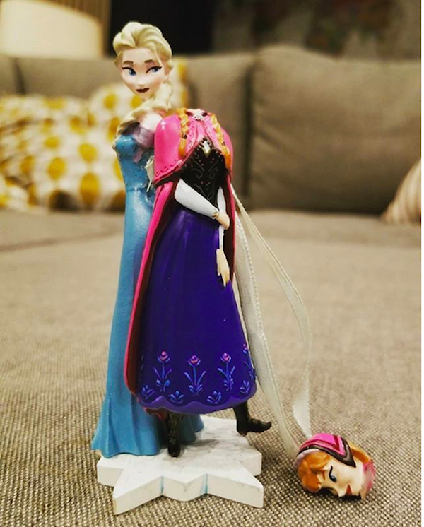 A boneca de Anna de Frozen quebrada na casa da atriz que dubla a personagem (Foto: Instagram)