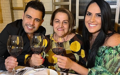 Zezé Di Camargo viaja com Graciele para celebrar aniversário da sogra: "Mais um ano"