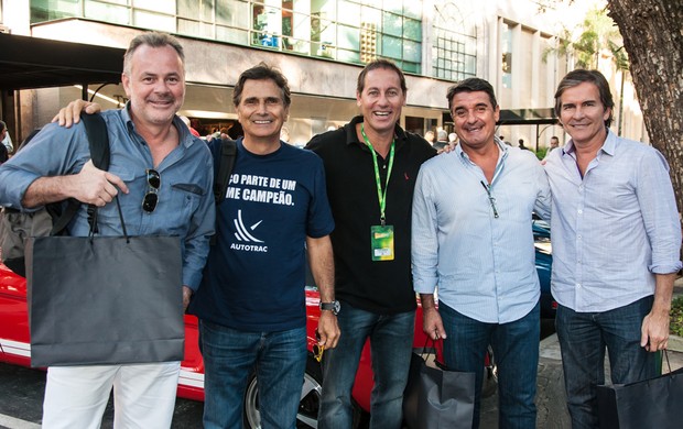 O tricampeão de Fórmula 1 Nelson Piquet com seus amigos de Brasília: diversão nas Mil Milhas Históricas (Foto: Vera Lambiasi / divulgação)