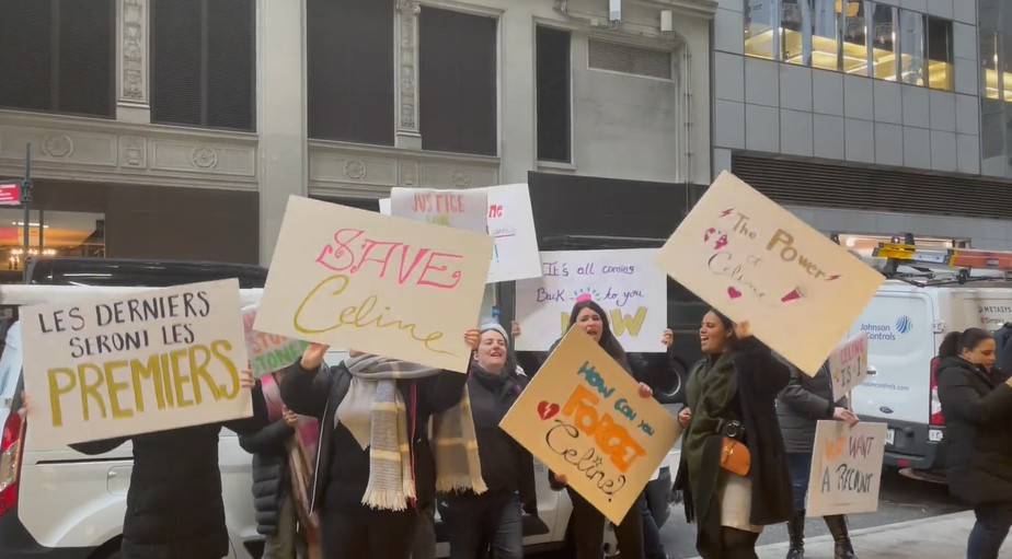 Com cartazes em inglês e em francês, fãs de Celine Dion protestam em Nova York