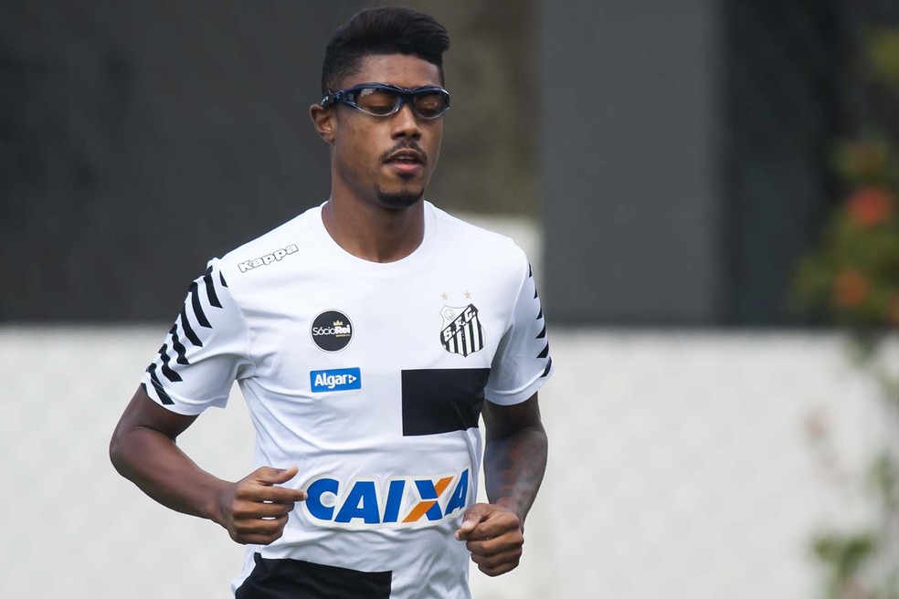 Com a lesÃ£o sofrida no olho, Bruno Henrique passou um perÃ­odo com um Ã³culos adaptado para a prÃ¡tica esportiva (Foto: Ivan Storti/Santos FC)