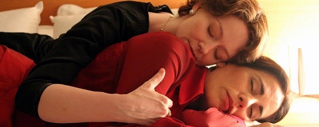 Miranda Otto, como a escritora Elizabeth Bishop, e Glória Pires em cena de 'Flores Raras' (Foto: Divulgação)
