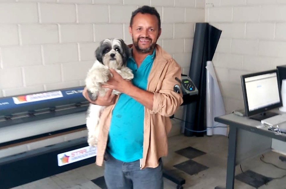 O empresário Arnaldo Soares com Nico em sua empresa, em Campinas: 15 dias de amizade — Foto: Arquivo pessoal