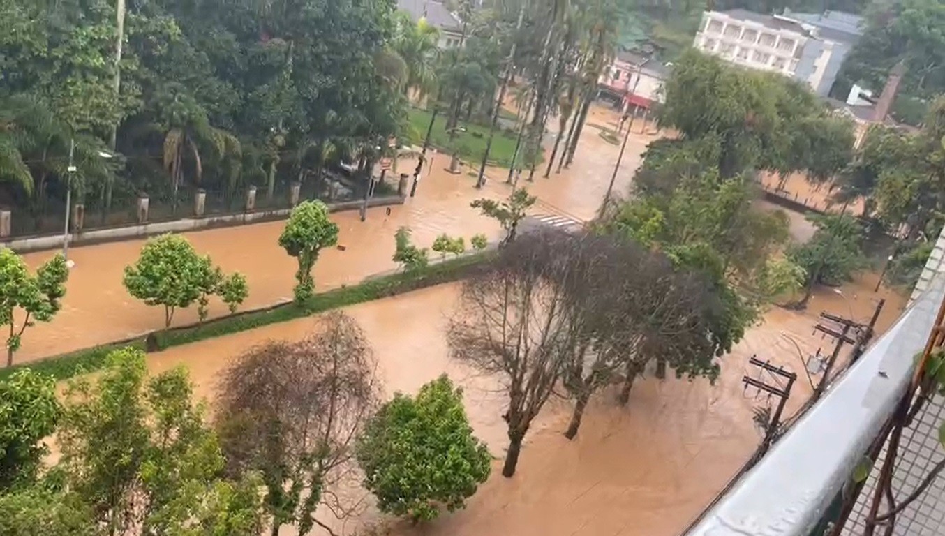 Petrópolis tem chuva forte e Defesa Civil aciona 2º toque de sirenes para mobilização da população; tráfego é bloqueado na Coronel Veiga
