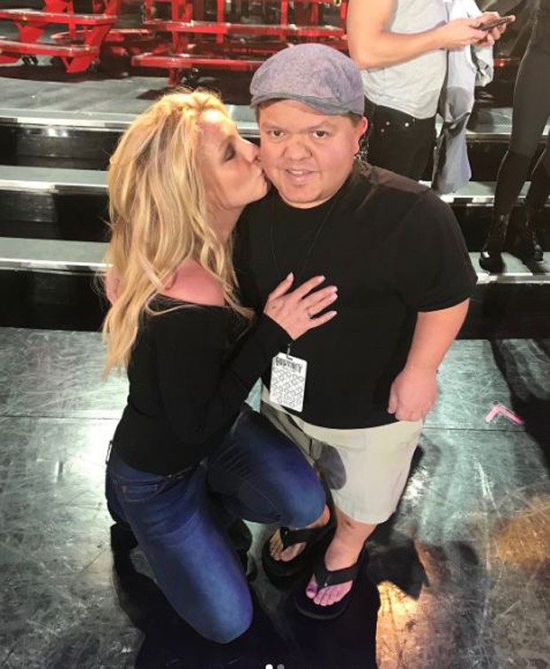 Britney Spears dando um beijo em Donny (Foto: Reprodução/Instagram)