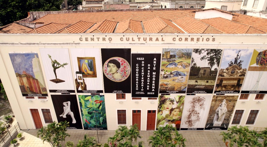 Semana de Arte Moderna de 1922 é homenageada com obras expostas na fachada do Centro Cultural dos Correios no Rio de Janeiro