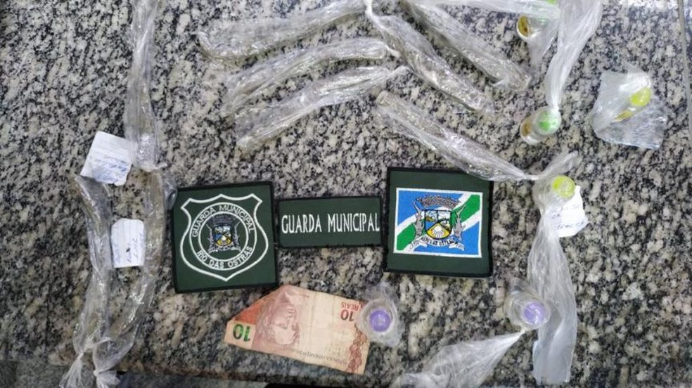 Nove tabletes de maconha, seis lança-perfumes e nota de 10 reais foram localizados dentro de um tubo branco em Rio das Ostras — Foto: Divulgação
