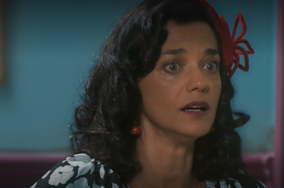 Em Amor Perfeito, Verônica (Ana Cecília Costa) ressalta que Elza (Raquel Karro) não pode perder a chance de ser feliz — Foto: TV Globo