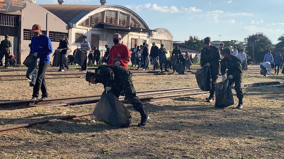 Voluntários fazem o recolhimento de lixo na linha férrea em Presidente Prudente — Foto: Paula Sieplin/TV Fronteira