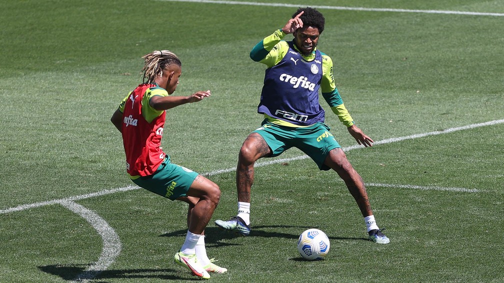 Danilo e Luiz Adriano disputam bola em treino do Palmeiras na Academia de Futebol — Foto: Cesar Greco