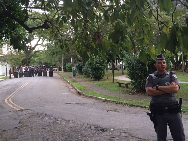 Policiais protegem entrada da casa do presidente em exercício Michel Temer (Foto: Gabriela Gonçalves/G1)