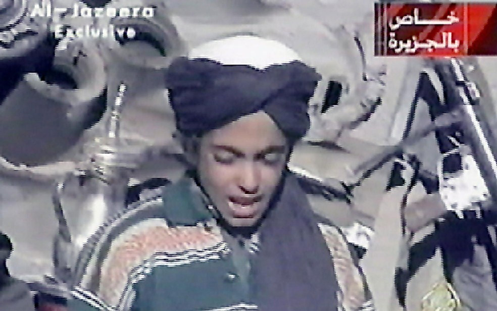 Foto de 7 de novembro de 2001 mostra Hamza bin Laden, filho de Osama, recitando um poema (Foto: Stringer/Al-Jazeera/AFP)