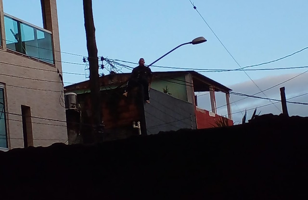 Homem ameaça explodir a própria casa após balear esposa e atirar contra PMs que negociavam rendição em Guarujá, SP — Foto: Divulgação