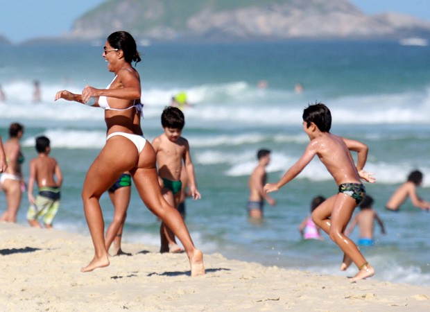 Juliana Paes se diverte em praia com o filho Pedro (Foto: Dilson Silva/Agnews) Juliana Paes se diverte em praia com o filho Pedro (Foto: Dilson Silva/Agnews)