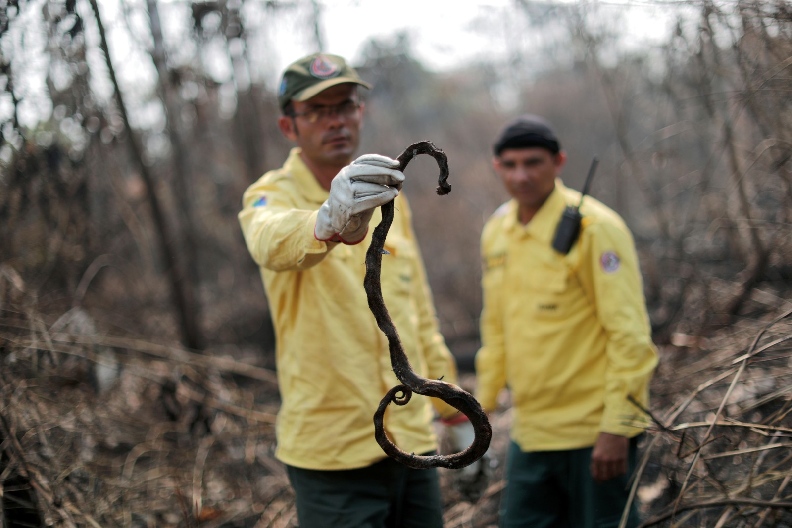 Membro da brigada de incêndio do Instituto Brasileiro do Meio Ambiente e dos Recursos Naturais Renováveis (Ibama) tenta controlar um incêndio, em uma área da floresta amazônica, em Apuí, no AmazonasREUTERS