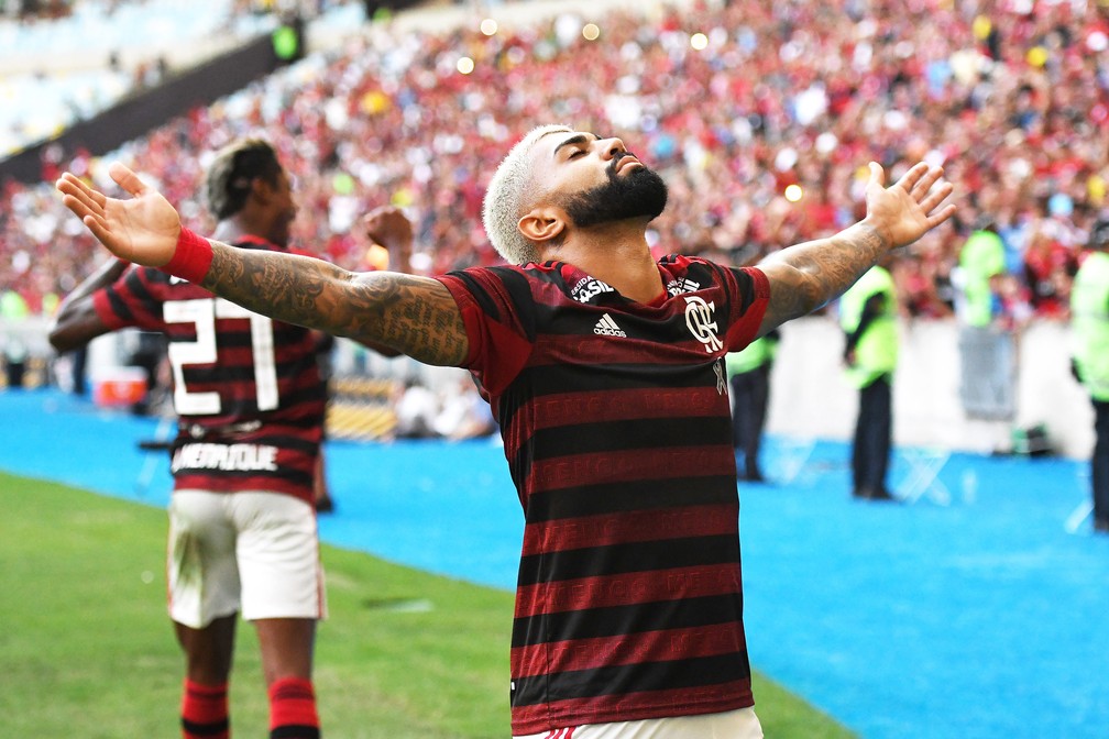 Camisa 9 de Gabigol foi a mais procurada pelos torcedores &mdash; Foto: Andr&eacute; Dur&atilde;o