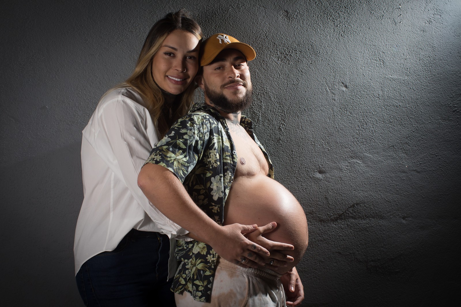 Érika abraça a o barrigão de grávido de Roberto, um homem trans que aguarda o nascimento de Noah — Foto: Edilson Dantas / O Globo