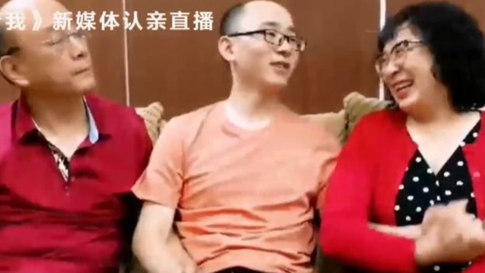 Família se reúne após 32 anos na China — Foto: CCTV via BBC