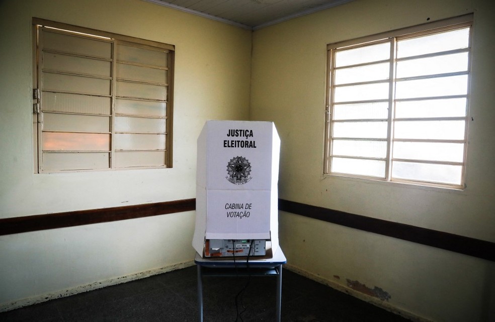 Cabine de votação instalada em escola de Brasília — Foto: Sergio Lima/AFP