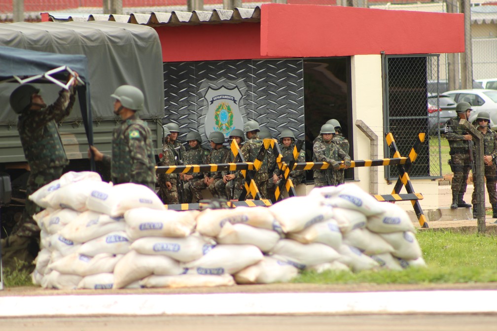 Exército chega para a montagem do esquema de segurança no Presídio Federal de Porto Velho.  — Foto: Pedro Bentes/G1