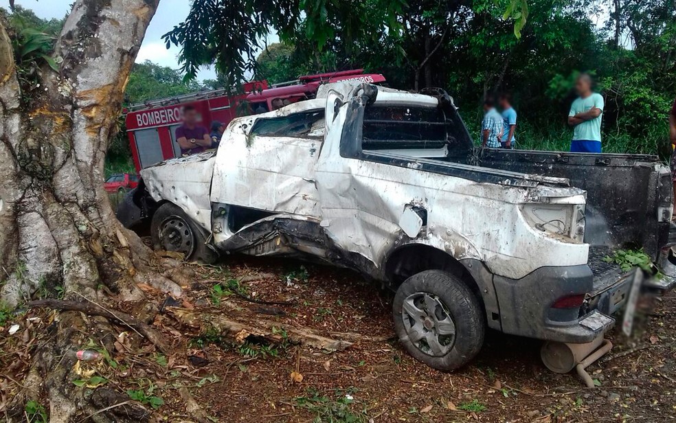 Carro bate em Ã¡rvore apÃ³s sair de pista, motorista morre e passageiro fica em estado grave na Bahia (Foto: DivulgaÃ§Ã£o/PRF)