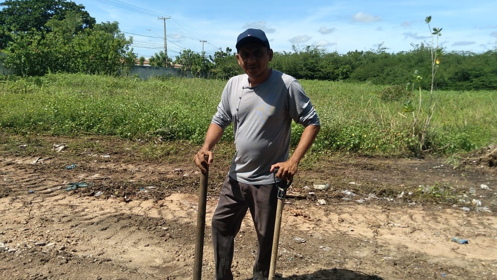 Agricultor Eudes Batista aguarda chuva no Dia de São José, no RN — Foto: Cedida