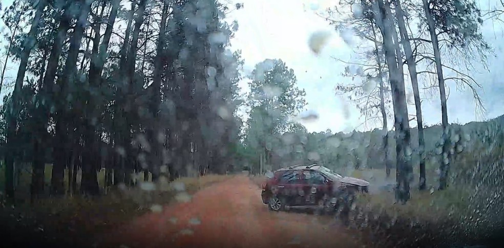 Homem é preso após bater carro durante perseguição policial em Varegm — Foto: PRF/Divulgação